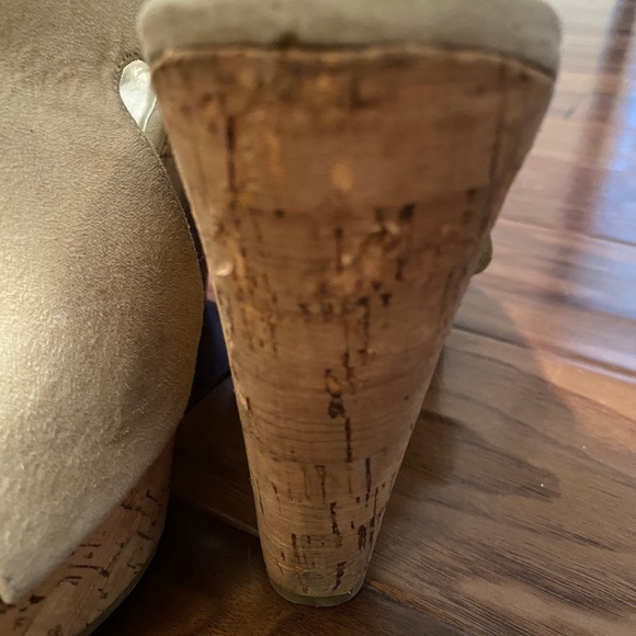 Shoes - Picture 3 of 4